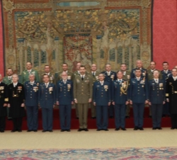 Fotografía de grupo de Su Alteza Real el Príncipe de Asturias con coroneles y capitanes de navío